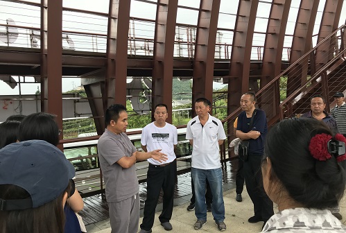 图5 在修文县猕猴桃基地与张琥老师交流